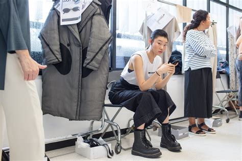 麦丝玛拉 Max Mara 2019早春度假系列发布秀后台妆容(Resort 2019) - Milan-天天时装-口袋里的时尚指南