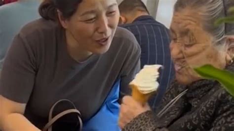 年迈母亲吃冰淇淋，女儿宠溺嘱咐_凤凰网视频_凤凰网