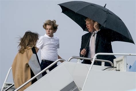 吹啊吹啊我的骄傲放纵！特朗普下飞机遇大风伞被吹翻-上游新闻 汇聚向上的力量