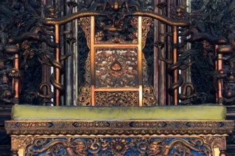 故宫的龙椅是什么材质做的？|龙椅|故宫|木材_新浪新闻