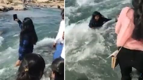 印度一名女子自拍时被人撞进河里摔下瀑布身亡