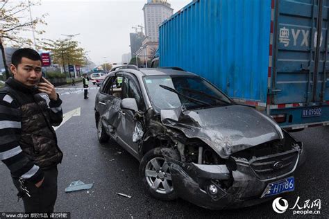 广东佛山：三分钟逆行逃逸撞车16辆 逃跑被阻司机锤击交警--图片频道--人民网