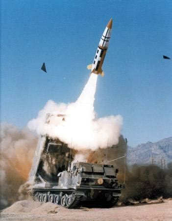 美国陆军接收首套“中程打击”导弹发射系统