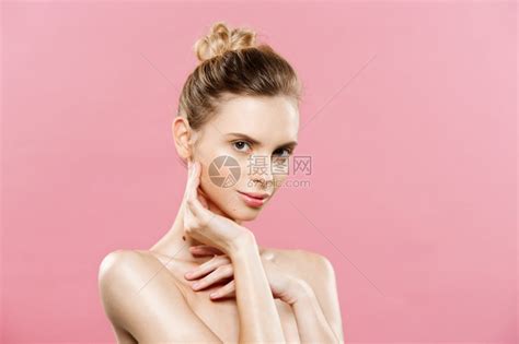美丽的年轻亚洲女人与干净清新的皮肤看起来女孩美容面部护理脸部护理美容高清图片下载-正版图片505881866-摄图网