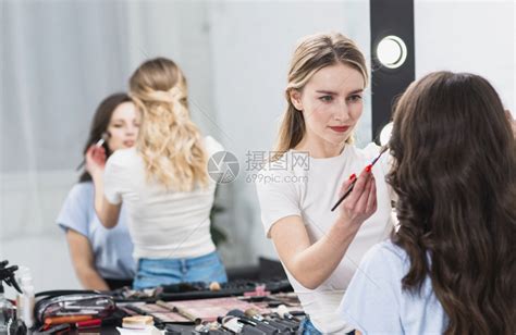 化妆师在工作室为女模特塑造眉毛高清图片下载-正版图片504128257-摄图网