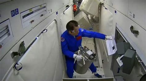 "太空奥运会"来了:宇航员在失重情况下"游泳、射击"_手机新浪网
