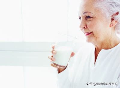4K老年人喝牛奶吃药_视频素材下载_编号:6841460_光厂(VJ师网) www.vjshi.com