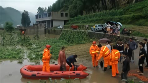 河北涿州东张村书记进村救援，望着满眼的洪水哽咽了：太难过了_凤凰网视频_凤凰网