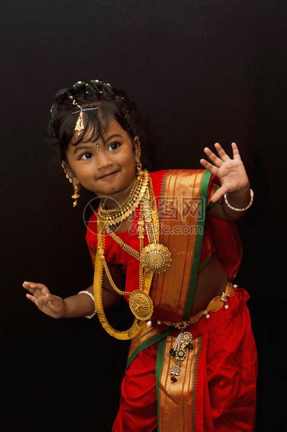 穿传统服饰的印度小女孩高清图片下载-正版图片303471491-摄图网