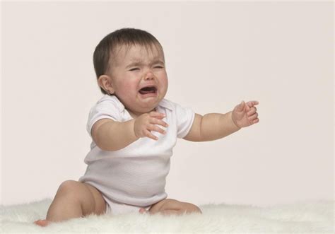 如何分辨孩子的哭声 宝宝一哭就抱是不是会宠坏他 _八宝网