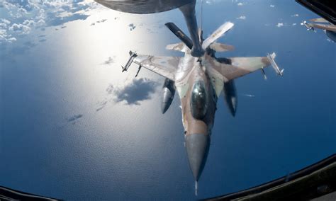 一架以色列空军F-16战隼从美空军第340远征空中加油中队加油|战隼|加油|空军_新浪新闻