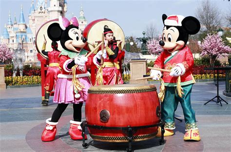 上海迪士尼开启春节模式 首次推出年夜饭套餐带来浓浓年味_大申网_腾讯网