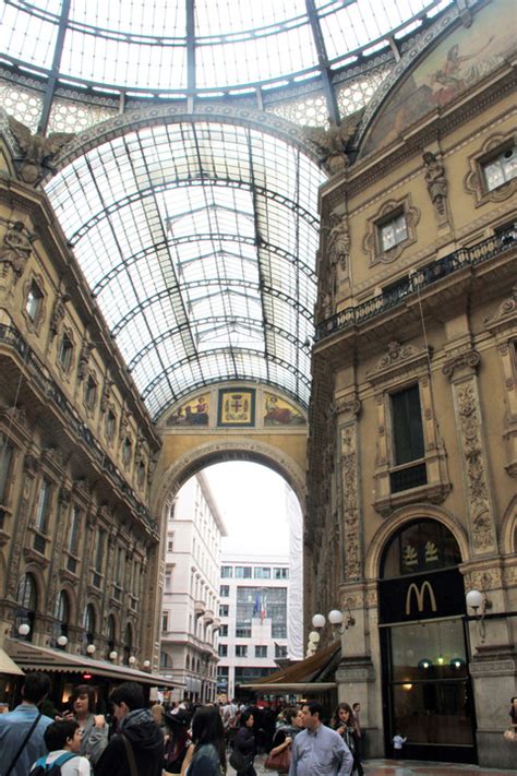 米兰奢侈品街叫什么,米兰繁华的街道,意大利米兰奢侈品街_大山谷图库