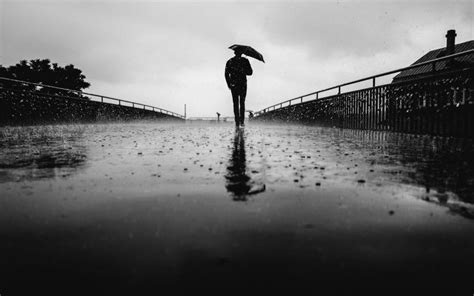 一个人撑伞图片雨天,背影_大山谷图库