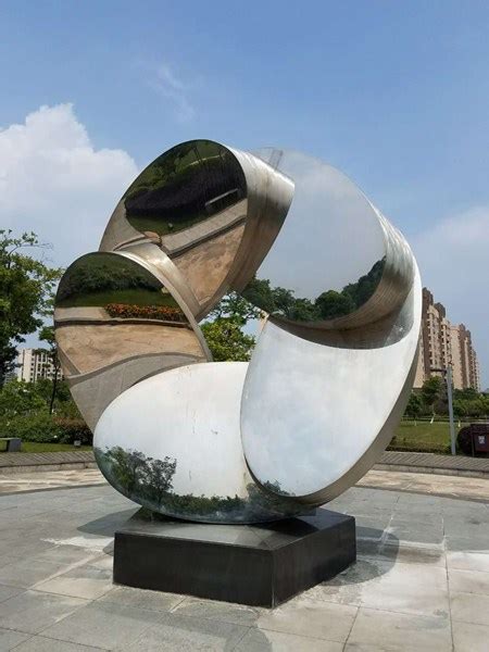 现代不锈钢雕塑与景观融合的作用-宏通雕塑