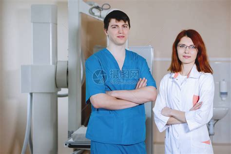 男医生和护士放射科医生站在医疗办公室的X高清图片下载-正版图片503698916-摄图网
