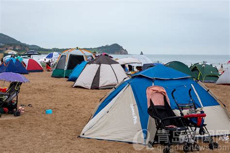 多雨时节 青岛石老人海水浴场成了帐篷的海洋