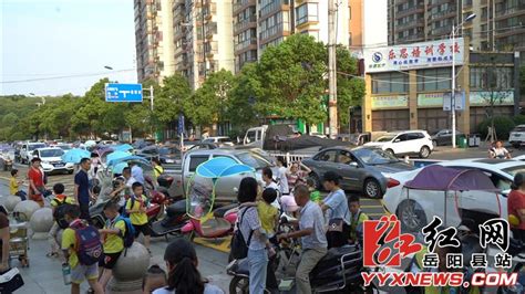 上海市长宁区人民政府-区情-返校复学首日，民警保驾护航