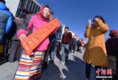 藏文春联受“圣城”拉萨居民追捧（组图）（4）-千龙网·中国首都网