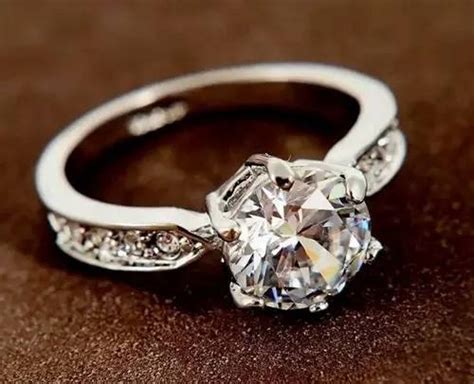 结婚买钻戒是定制的好还是买品牌的好，哪个牌子钻石好一点？ - 知乎