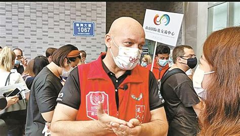 外籍志愿者加班加点协助中外市民进行核酸检测采样、疫苗接种_深圳新闻网