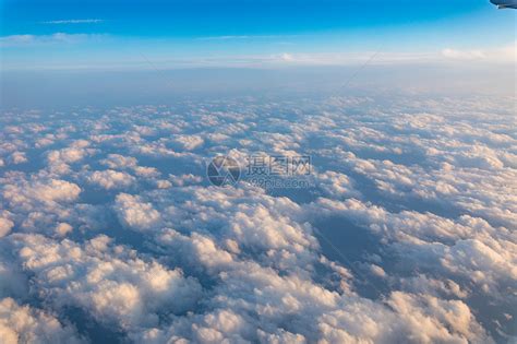 俯瞰天空和云层图片-从飞机窗口俯瞰天空和云层素材-高清图片-摄影照片-寻图免费打包下载