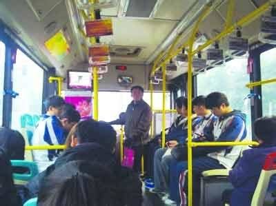 大爷公交车上骂哭未让座学生，同车男子劝阻反遭辱骂_凤凰网视频_凤凰网