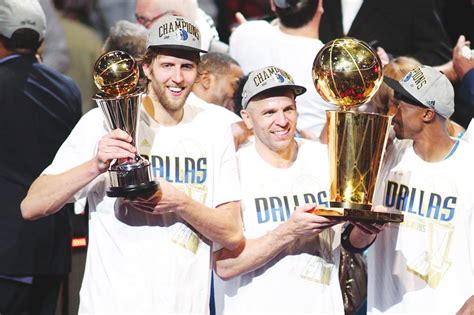 求一张2011年NBA小牛队夺冠的捧杯的高清照片！要能当壁纸的那种啊！要有诺维斯基 基德的！跪求！_百度知道