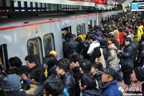 北京地铁太挤 1天客流量超春运全国火车站总和|北京地铁|春运|客流量_新浪新闻