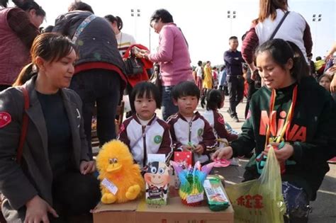广东博罗园洲中心小学举办“红领巾跳蚤市场”义卖活动---中国文明网