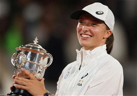 斯瓦泰克第二次加冕法网女单冠军，35连胜追平世纪最佳