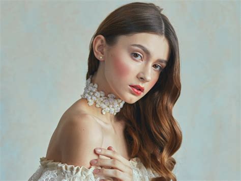 温柔优雅油画头像女生