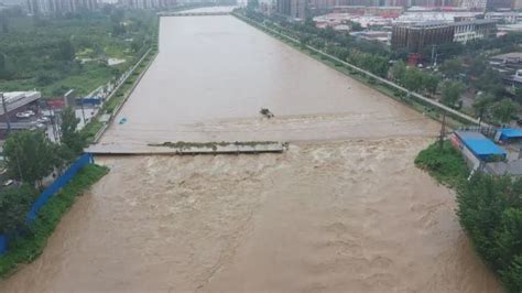 航拍广东英德水边镇洪峰过境：洪水漫出河道房屋被淹成孤岛_腾讯视频