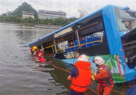 最新：贵州坠江的2路公交车搜救视频曝光 - 知乎