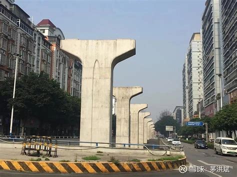 广西柳州，它本计划建设两条轻轨，但因为政府负债太高，目前仍在停摆中。见过开发商楼盘烂尾，轻轨能烂尾的倒是罕见 - 雪球