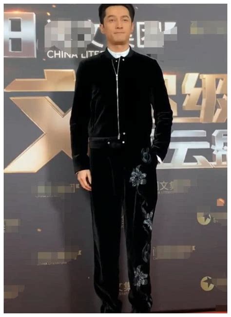 胡歌现身北京国际电影节，走红毯签名时显修养，难怪能红这么多年