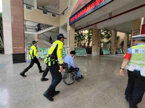 助考生解场外“难题”，深圳警方开启“高考护航”模式_手机新浪网