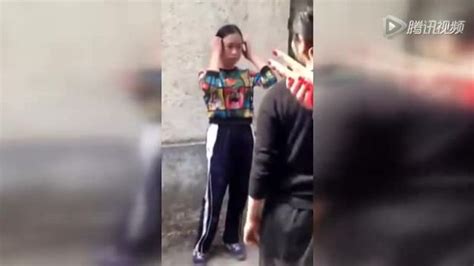 四川女生穿JK制服被轮番脚踢、推搡、扇耳光 警方介入(视频)