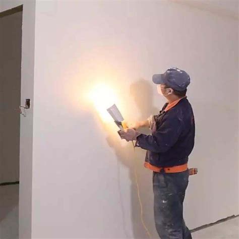 油漆工,看,空白的,墙,滚刷,大桶,灰发,50到59岁,涂料,自己动手摄影素材,汇图网www.huitu.com