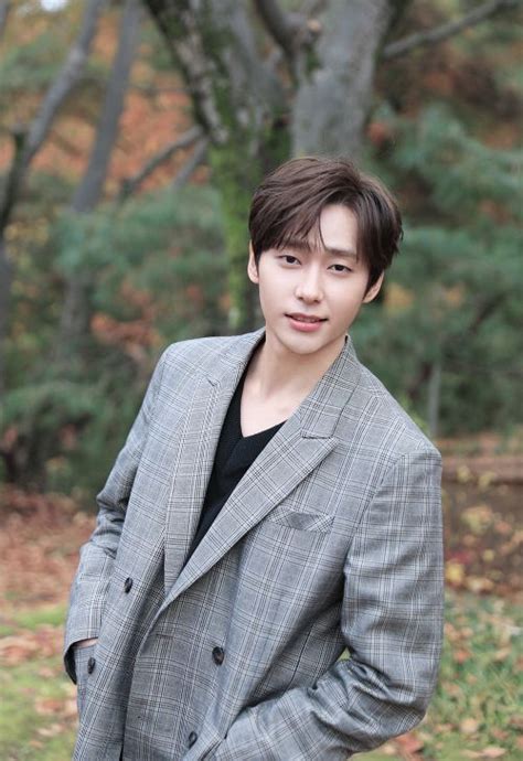 姜胜允黑衣服图片