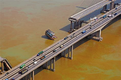 河源东江大桥垮塌时落水的两辆小车被捞起，失联人员不在车内_天下_新闻中心_长江网_cjn.cn