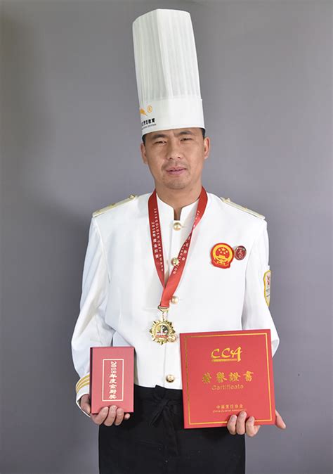 轻的男厨师商业厨房的炒菜厨师炒菜高清图片下载-正版图片300114836-摄图网