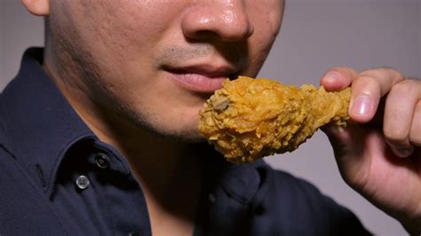 欧美吃播：黑人大叔吃炸鸡，薯条，大口的吃，吃的好满足_腾讯视频