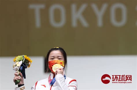奥运冠军杨倩晒穿领奖服自拍照 直呼：就当自己在闭幕式现场了|奥运冠军|杨倩|奥运_新浪新闻