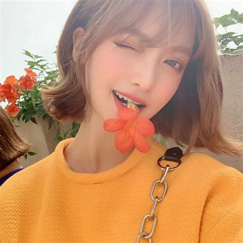 复古风橙色穿搭女生头像