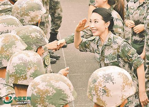 女兵慰问演出遇见本部队战友敬礼_新闻频道__中国青年网