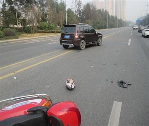 摩托车横穿公路撞上小车 人车俱伤还要负全责_大渝网_腾讯网
