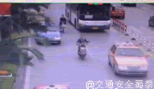 动图丨出租车突开门 女子被撞倒遭公交碾压身亡 - 观点 - 华西都市网新闻频道