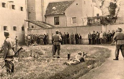 二战时，德军集中营的犹太人有多惨？根本没人样，瘦得只剩皮包骨