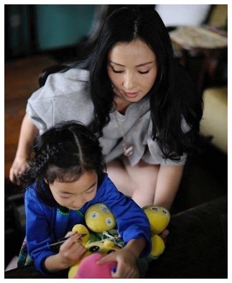 王祖蓝携妻子女儿庆祝43岁生日，被孩子们亲吻脸颊，教她们说粤语